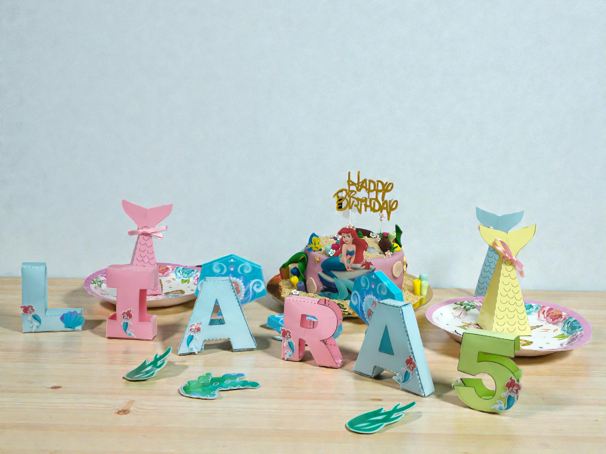 Decoração personalizada de aniversário temático da Pequena Sereia com letras 3D "LIARA" e bolo decorado com Ariel