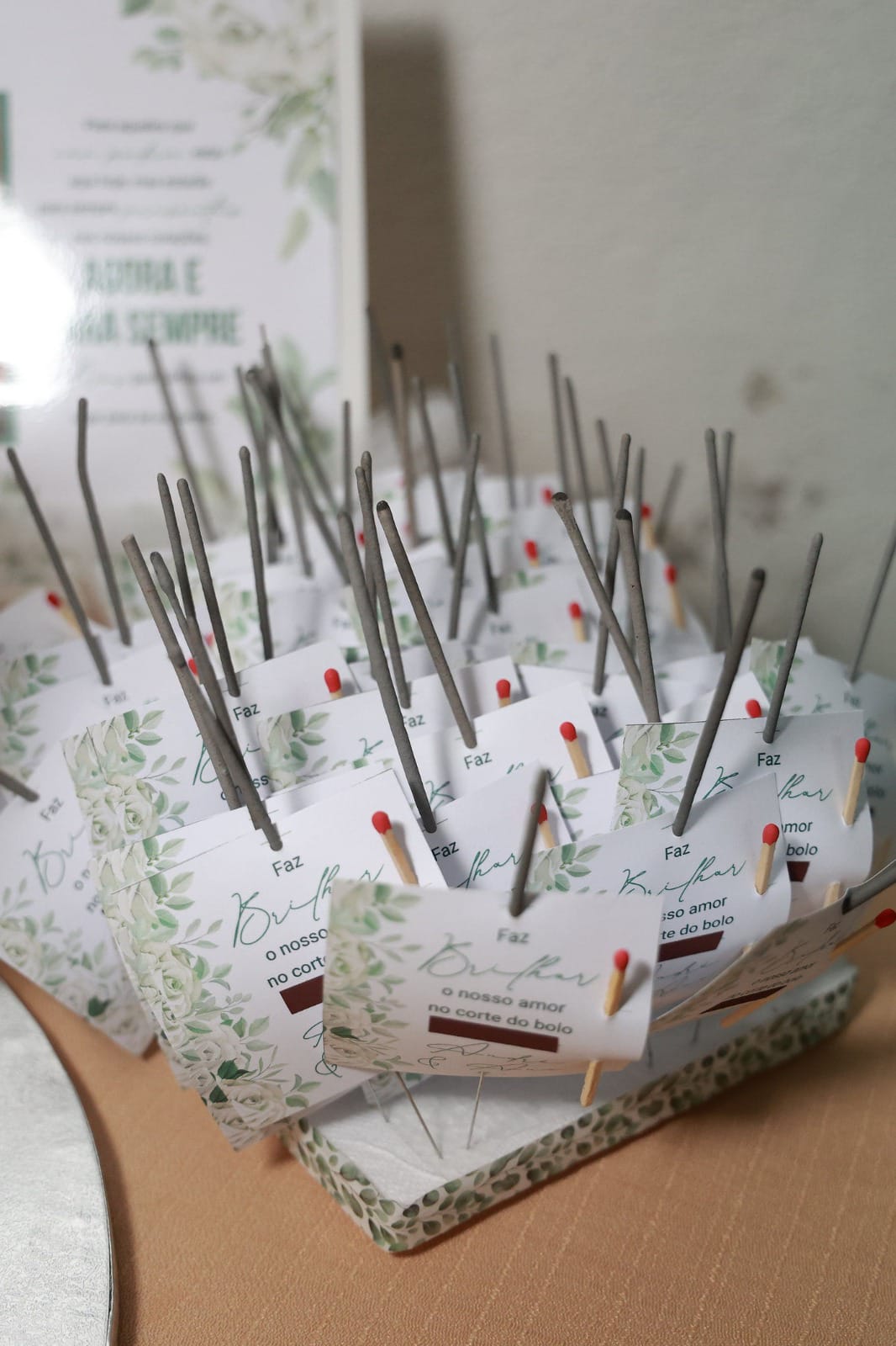 Lembranças de casamento personalizadas: caixinhas de fósforos com design floral greenery e mensagem "Faz Brilhar o nosso amor no corte do bolo"