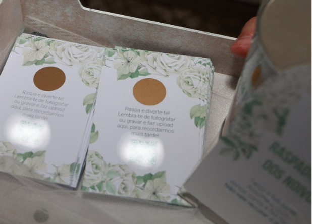 Raspadinhas personalizadas para casamento com design floral de rosas brancas dentro de caixa de oferta